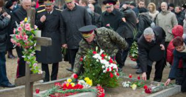 До могил жертв голодоморів поклали квіти