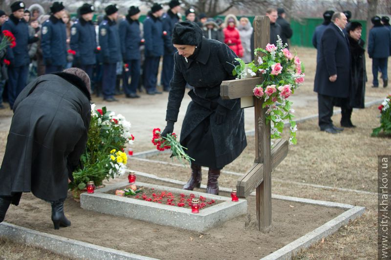До могил жертв голодоморів поклали квіти