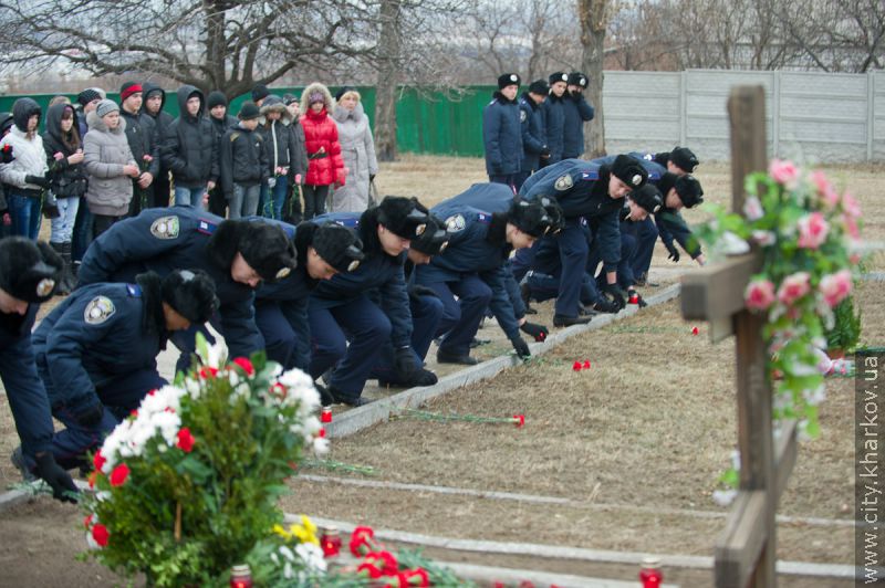 До могил жертв голодоморів поклали квіти