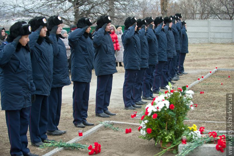 До могил жертв голодоморів поклали квіти