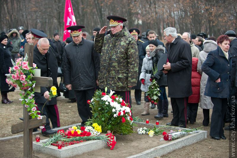 До могил жертв голодоморів поклали квіти