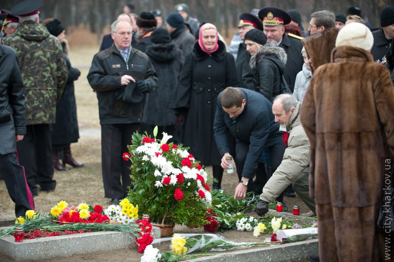 До могил жертв голодоморів поклали квіти