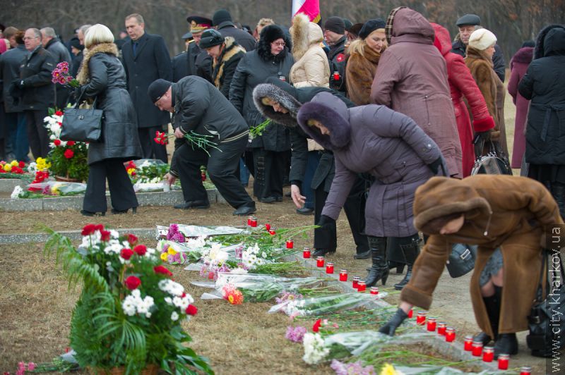 До могил жертв голодоморів поклали квіти