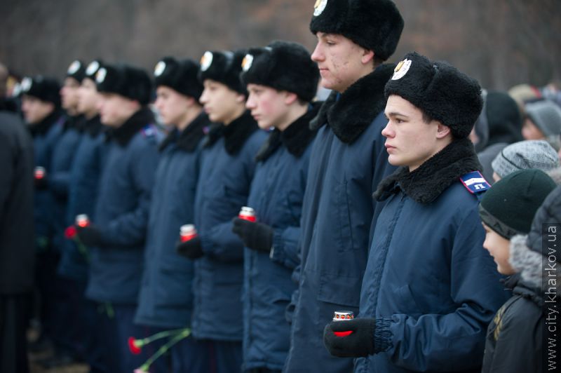 До могил жертв голодоморів поклали квіти