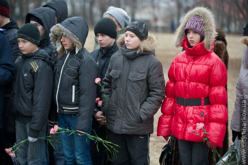 До могил жертв голодоморів поклали квіти