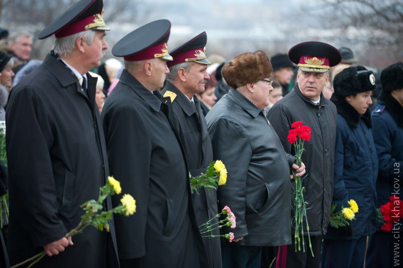 До могил жертв голодоморів поклали квіти