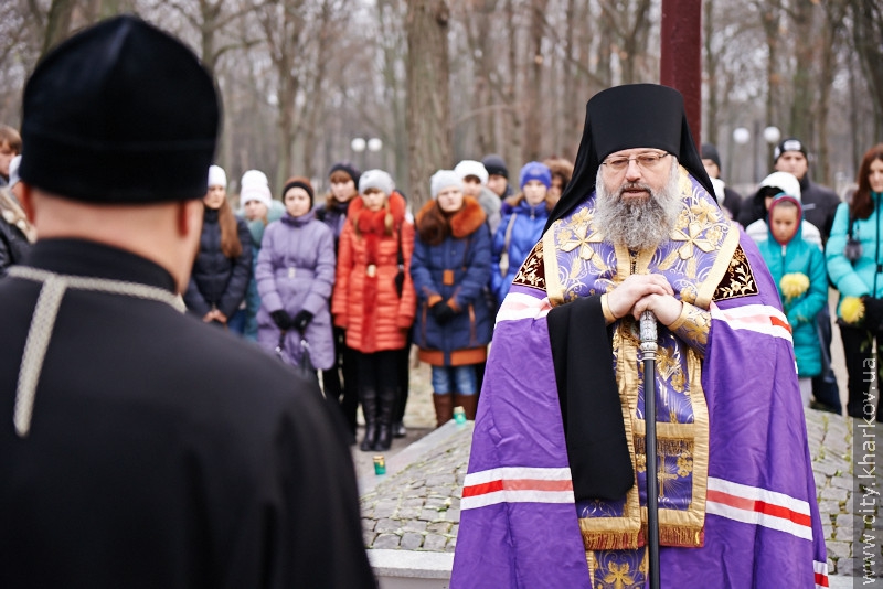 До могил жертв голодоморів поклали квіти