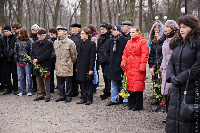 До могил жертв голодоморів поклали квіти