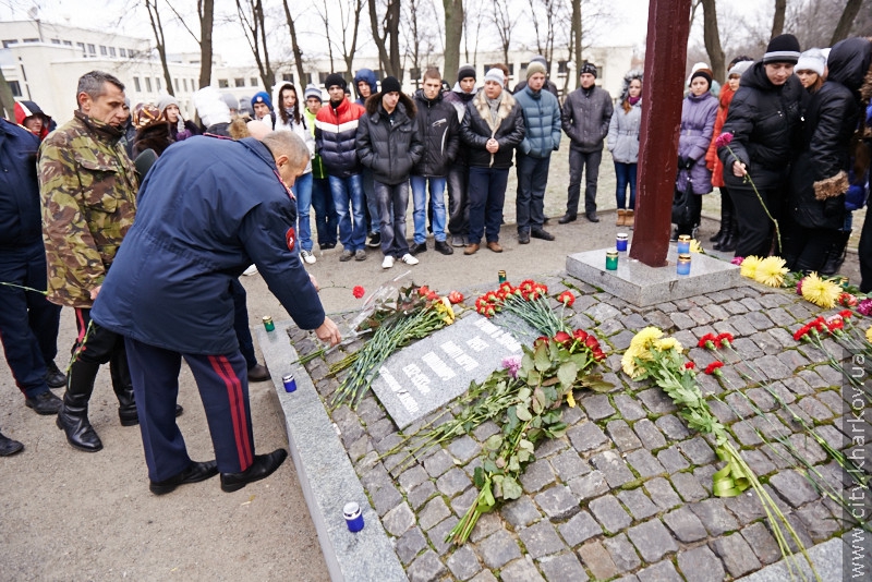 До могил жертв голодоморів поклали квіти