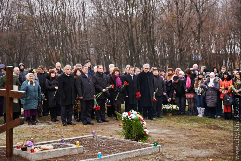 До могил жертв голодоморів поклали квіти