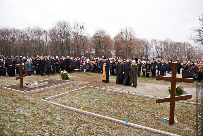 До могил жертв голодоморів поклали квіти