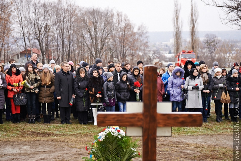 До могил жертв голодоморів поклали квіти