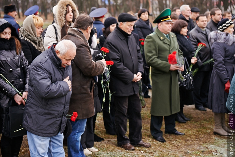 До могил жертв голодоморів поклали квіти