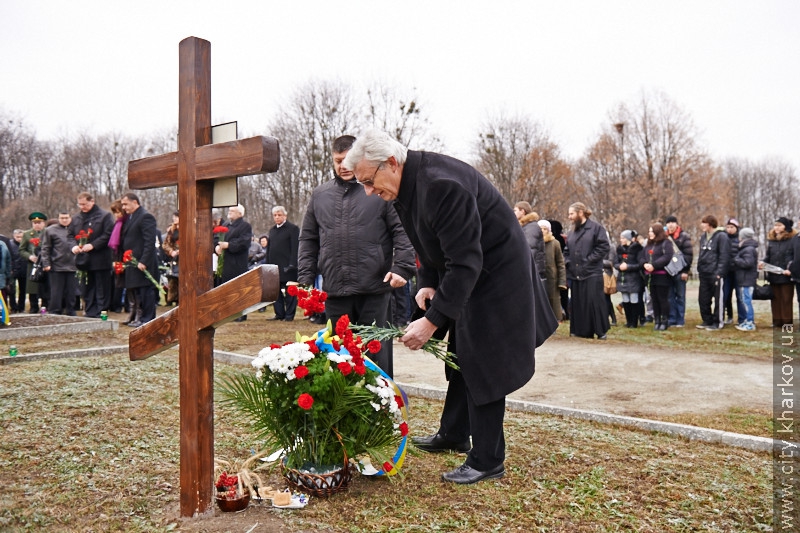 До могил жертв голодоморів поклали квіти