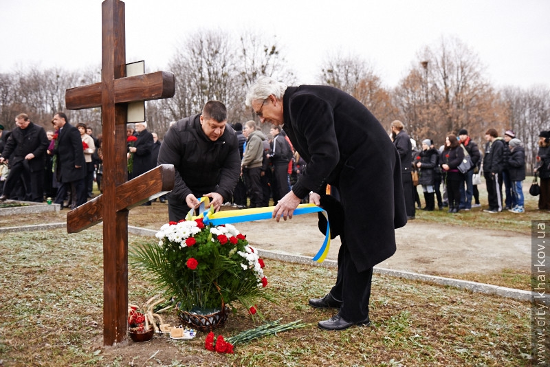 До могил жертв голодоморів поклали квіти