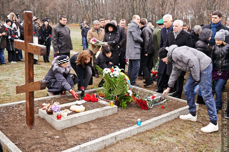 До могил жертв голодоморів поклали квіти