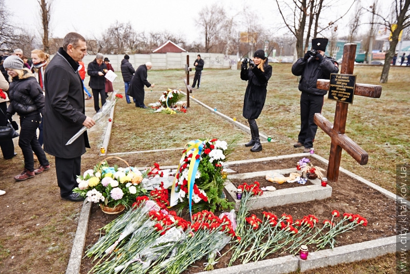 До могил жертв голодоморів поклали квіти