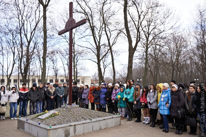 До могил жертв голодоморів поклали квіти