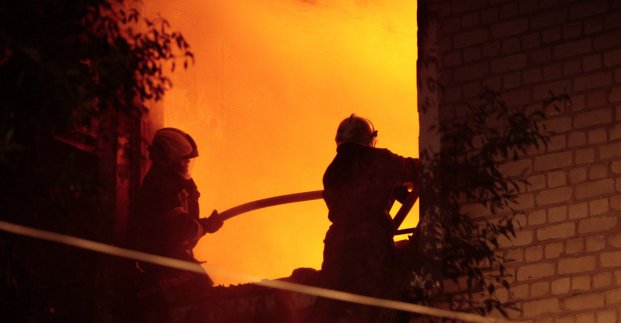 У Київському та Шевченківському районах сталися пожежі через ворожі обстріли