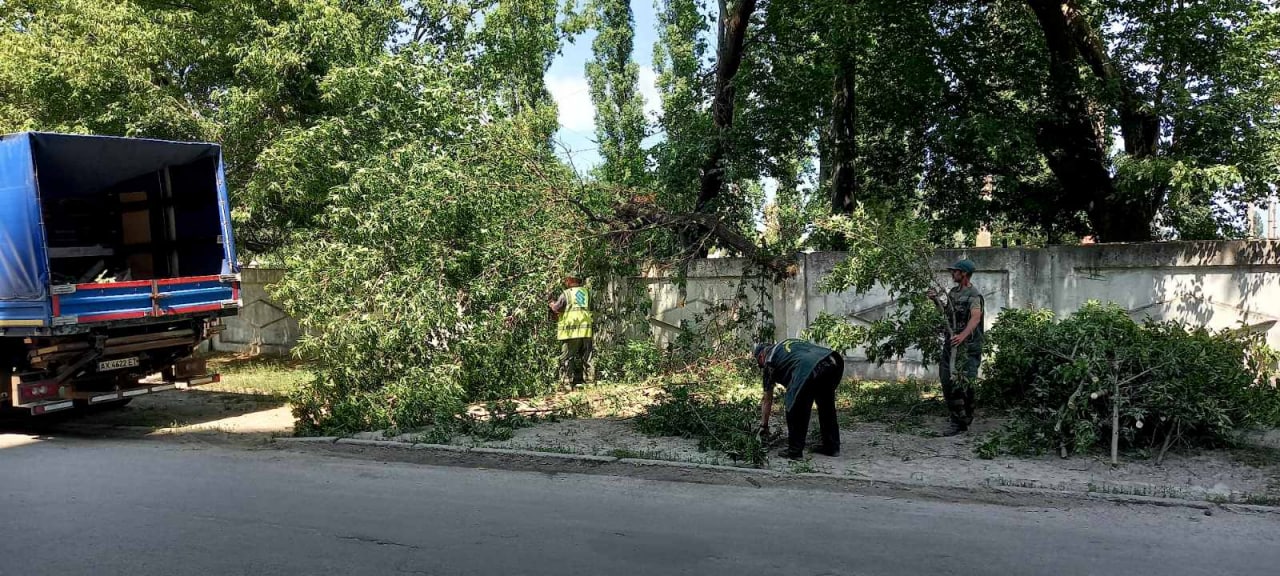 У Харкові продовжують усувати наслідки негоди