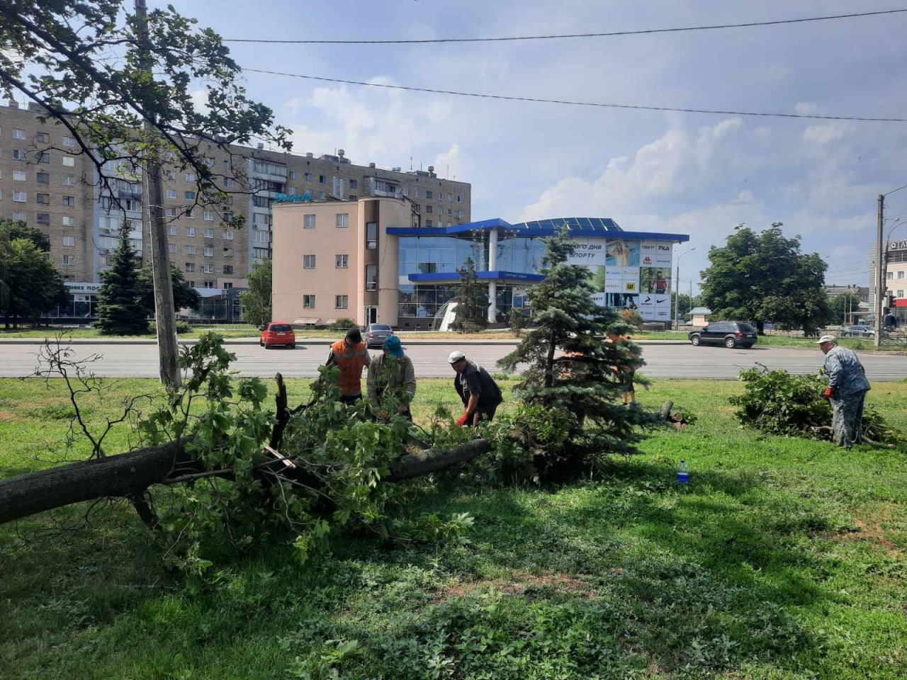 У Харкові продовжують усувати наслідки негоди