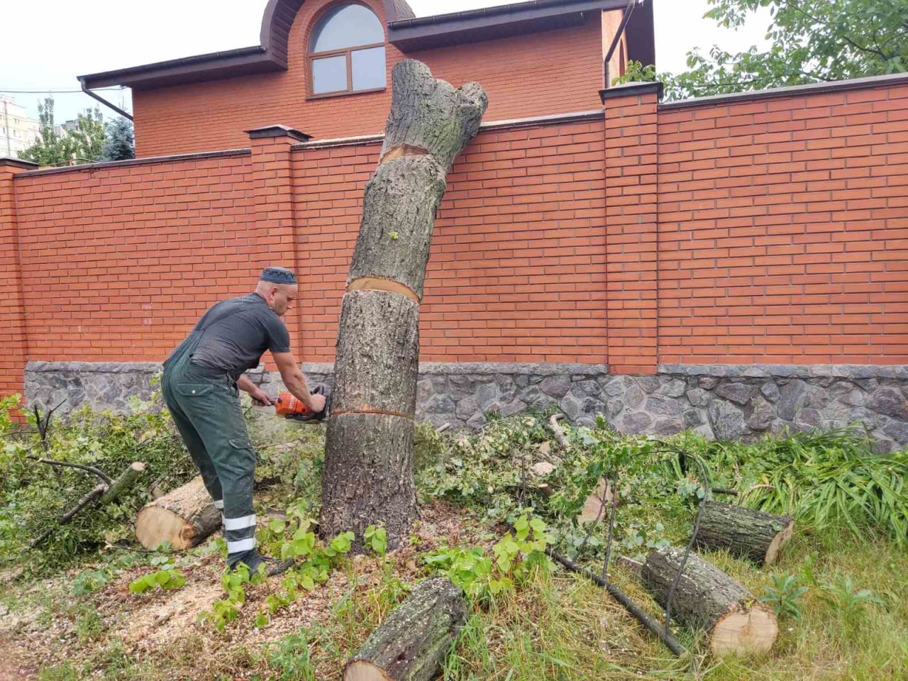У Харкові продовжують усувати наслідки негоди