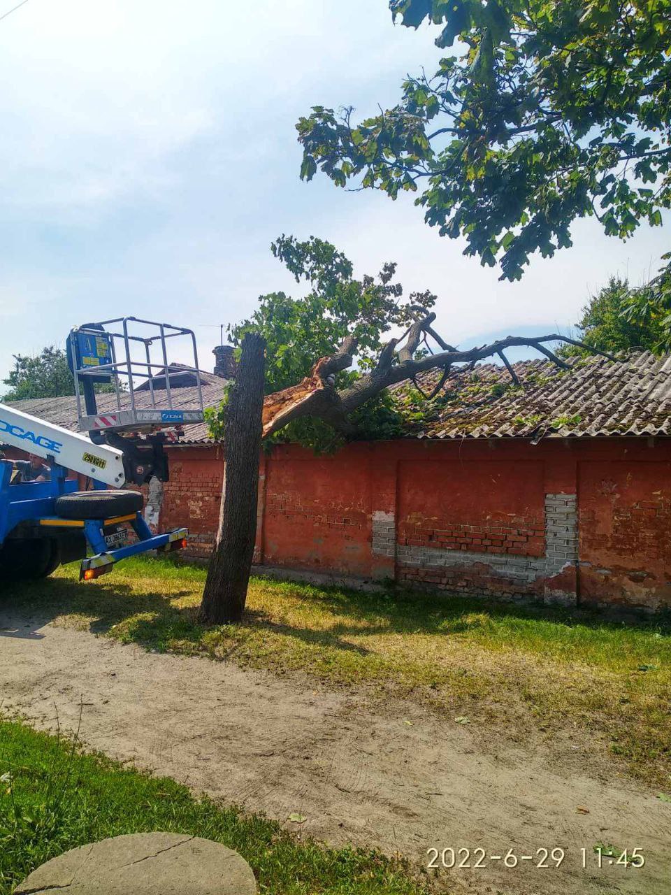 У Харкові продовжують усувати наслідки негоди