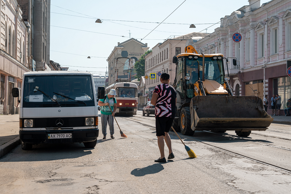 У Харкові усувають наслідки нічного обстрілу