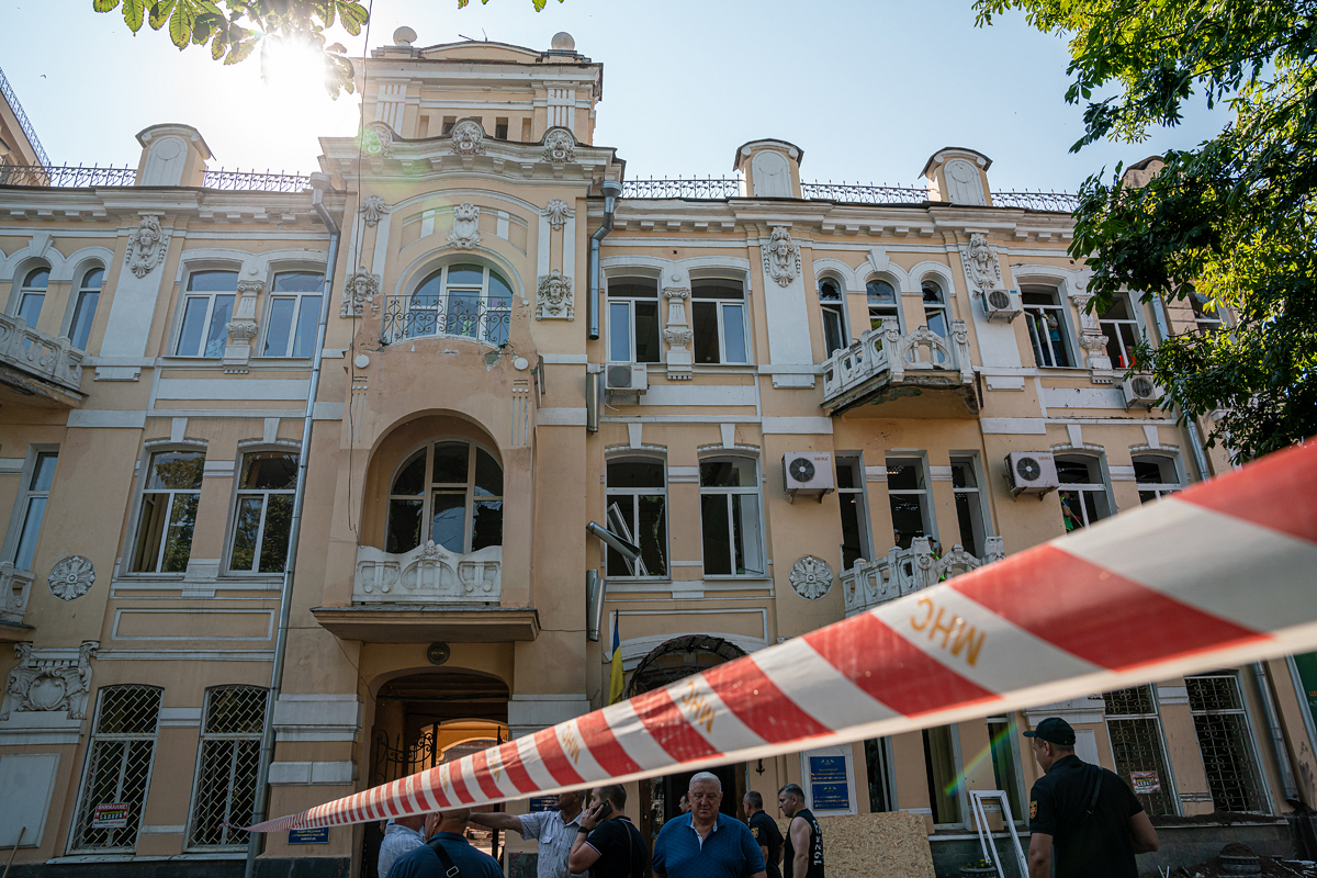 У Харкові усувають наслідки нічного обстрілу