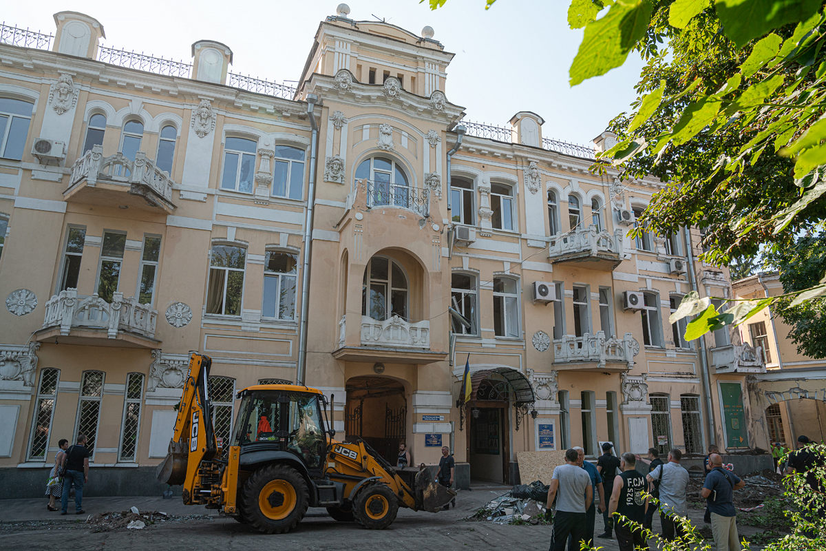 У Харкові усувають наслідки нічного обстрілу
