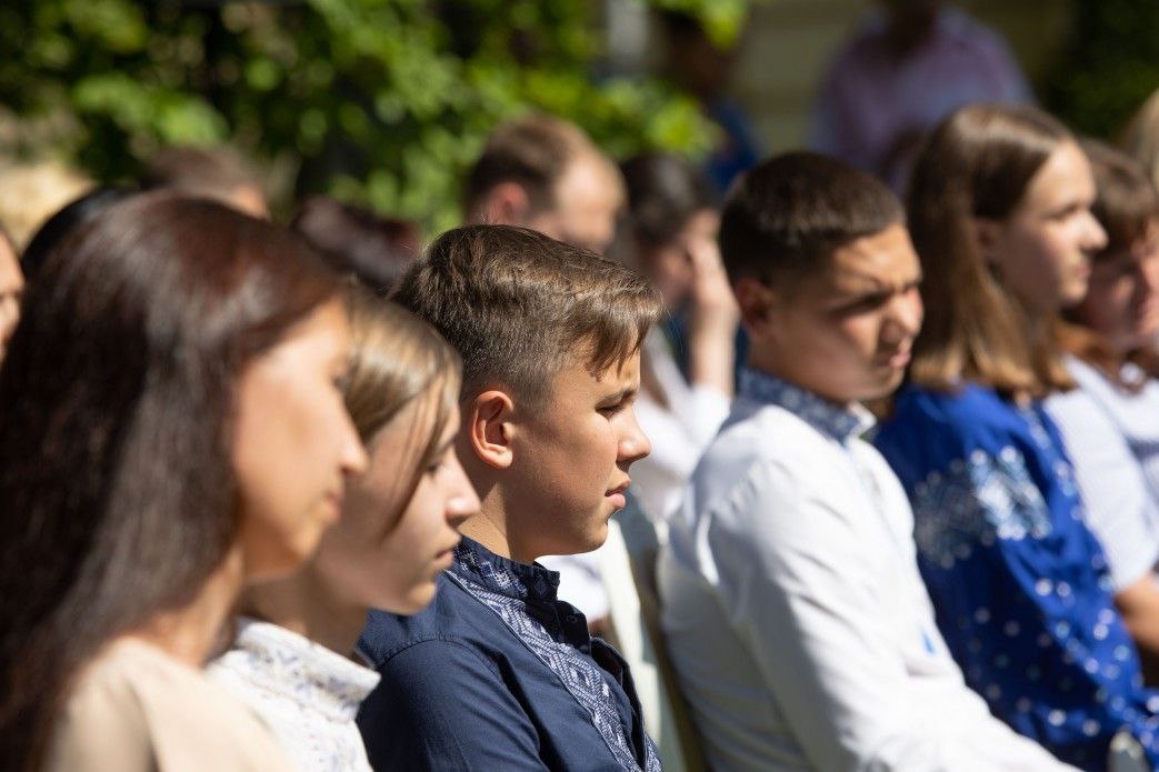 Президент України вручив паспорт харківському школяру