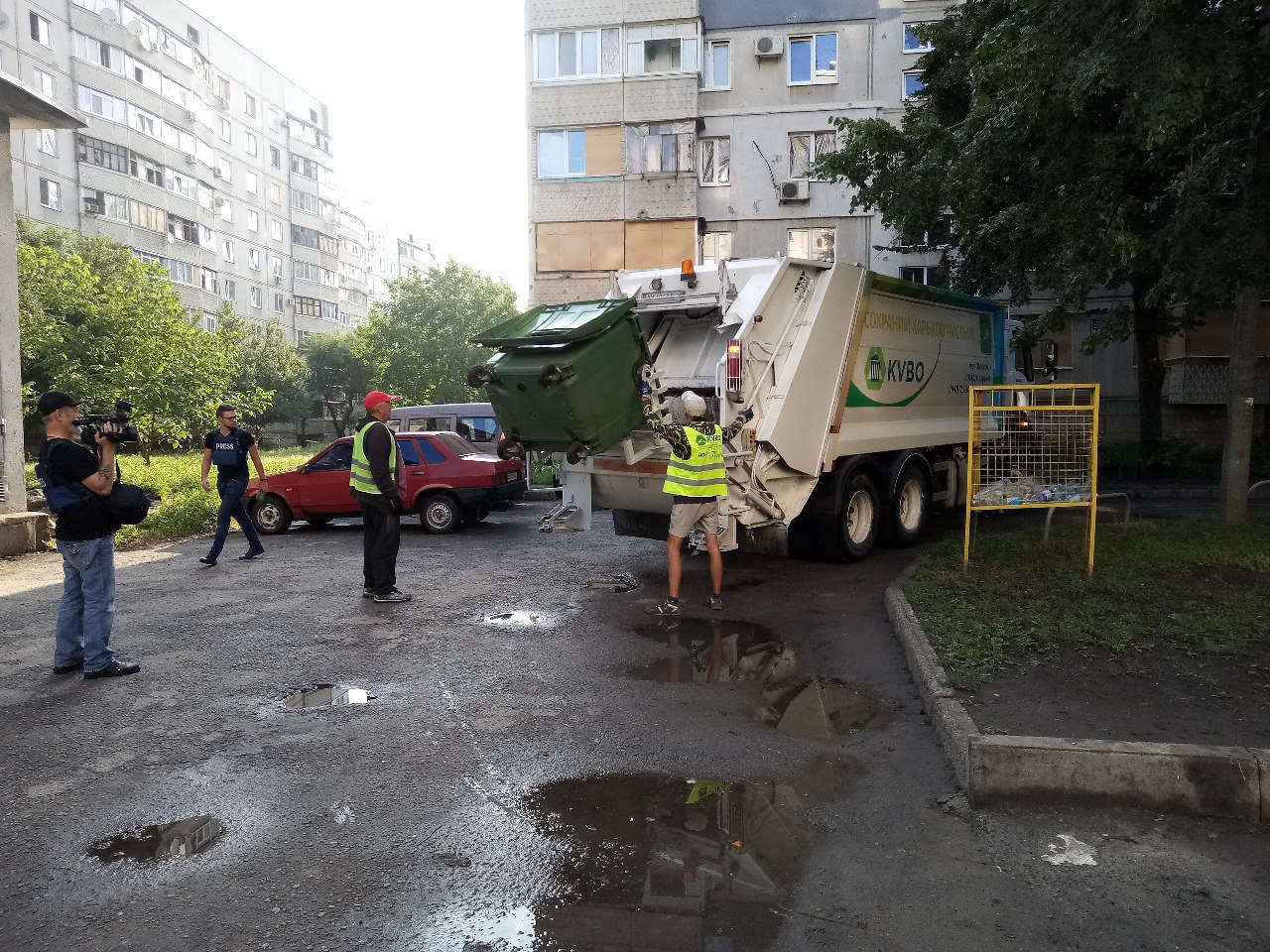 #Обличчя_Харкова. Екіпаж сміттєвозу КП «КВПВ», що прибирає в мікрорайонах «Сонячний» та «Горизонт»