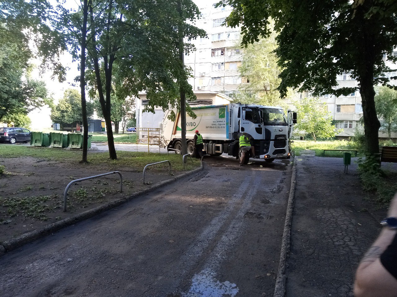 #Обличчя_Харкова. Екіпаж сміттєвозу КП «КВПВ», що прибирає в мікрорайонах «Сонячний» та «Горизонт»