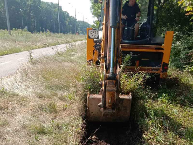 На Харківському шосе ремонтують водовід після обстрілу
