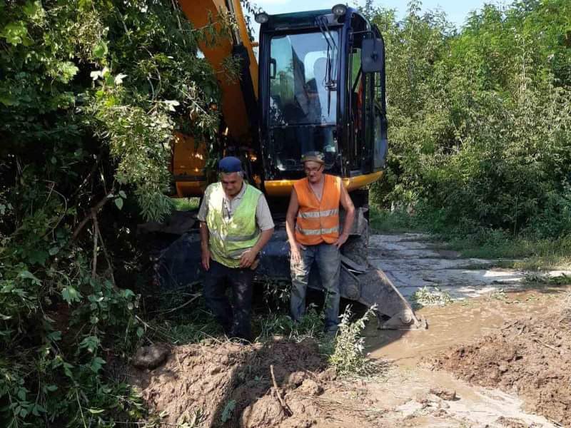 На Харківському шосе ремонтують водовід після обстрілу