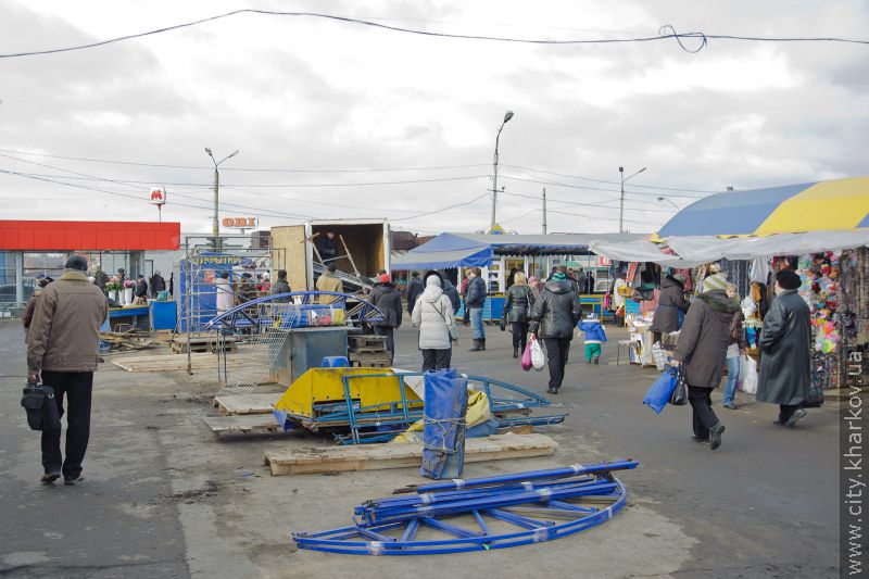 Навколо станції метро «Героїв Праці» зносять незаконно встановлені кіоски