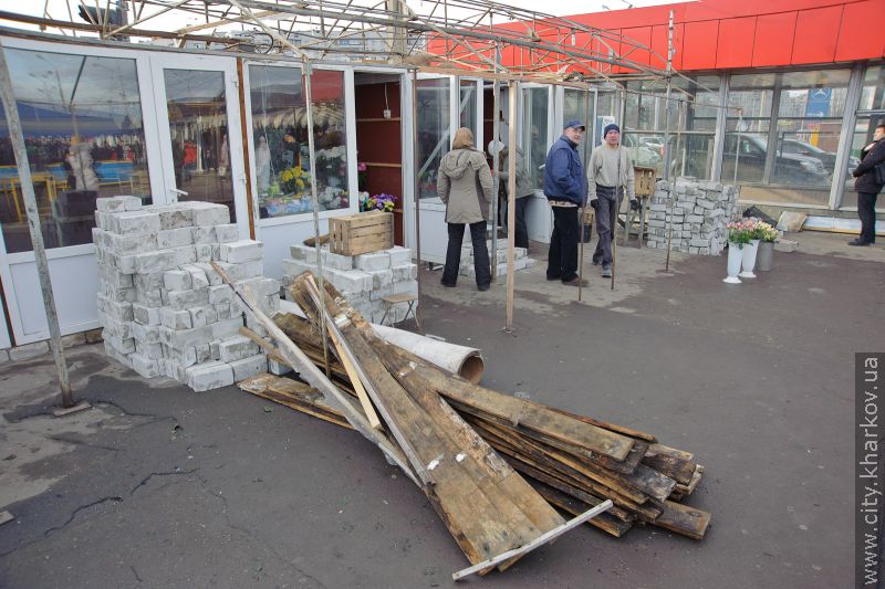 Навколо станції метро «Героїв Праці» зносять незаконно встановлені кіоски