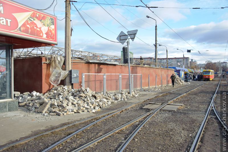 Навколо станції метро «Героїв Праці» зносять незаконно встановлені кіоски