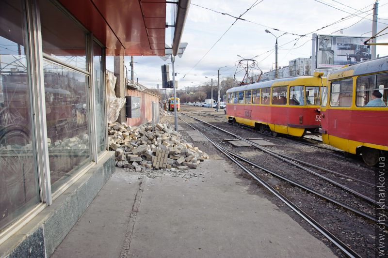 Навколо станції метро «Героїв Праці» зносять незаконно встановлені кіоски