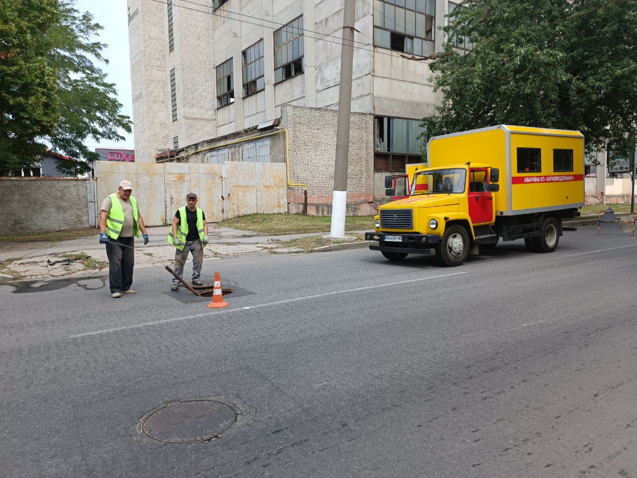 У Новобаварському районі прочищають мережі водовідведення