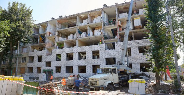 На вулиці Космонавтів відновлюють зруйновану п'ятиповерхівку