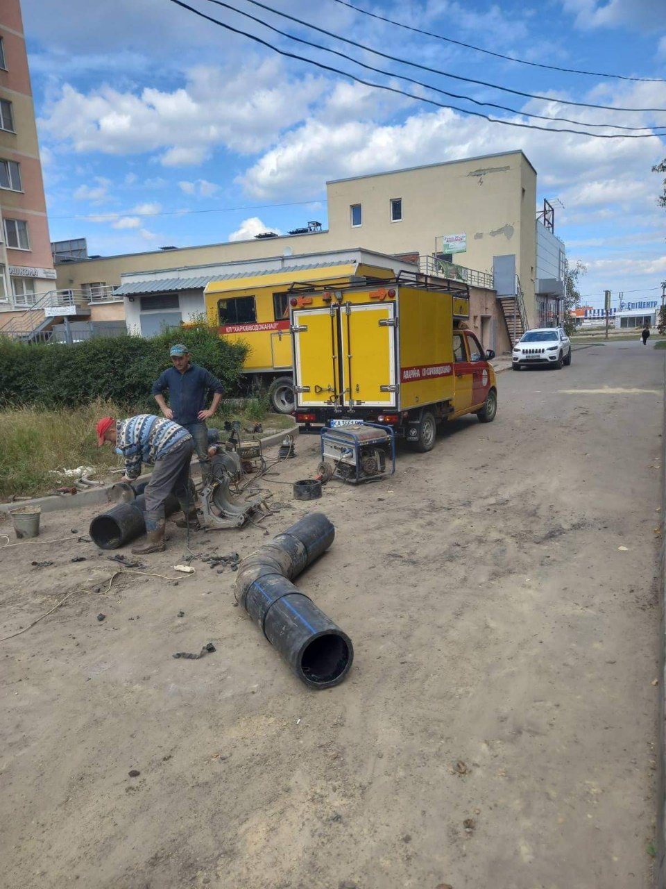 У Київському районі відновлюють мережі водопостачання після обстрілу