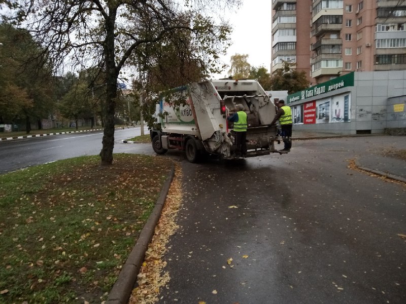 У Харкові наводять лад, незважаючи на ракетні обстріли