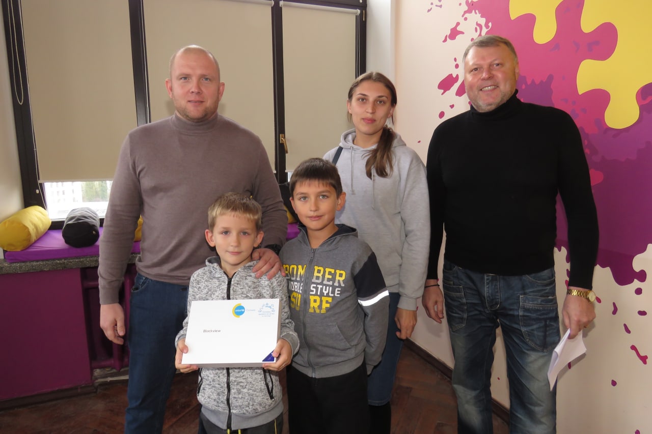Багатодітні сім'ї Харкова продовжують отримувати планшети для навчання