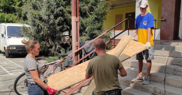 Волонтери  продовжують ліквідовувати наслідки обстрілів та облаштовувати блокпости 