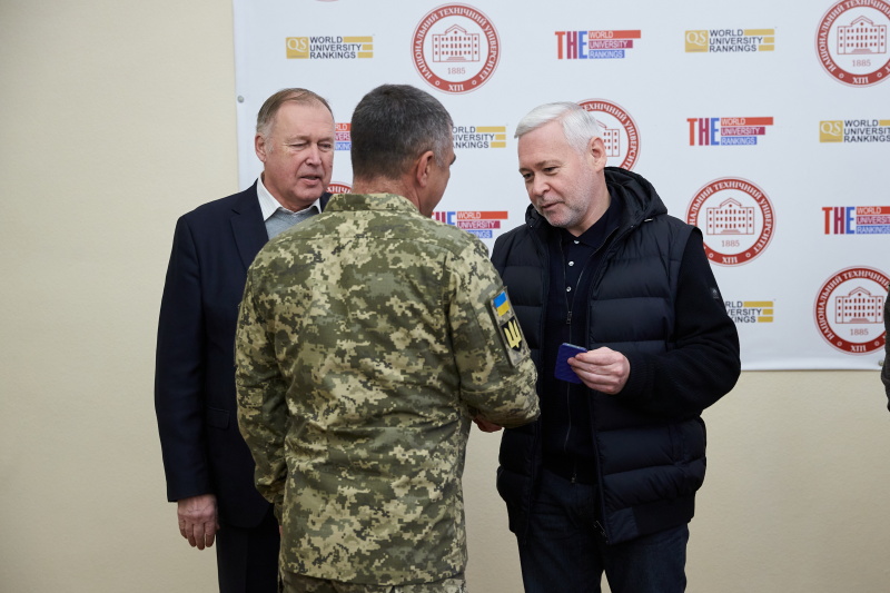 Ігор Терехов вручив працівникам ХПІ медалі за оборону міста