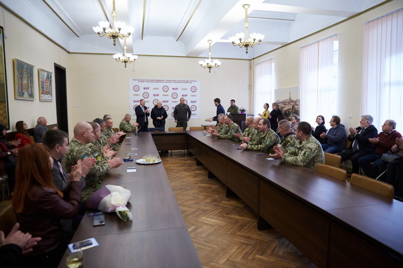 Ігор Терехов вручив працівникам ХПІ медалі за оборону міста