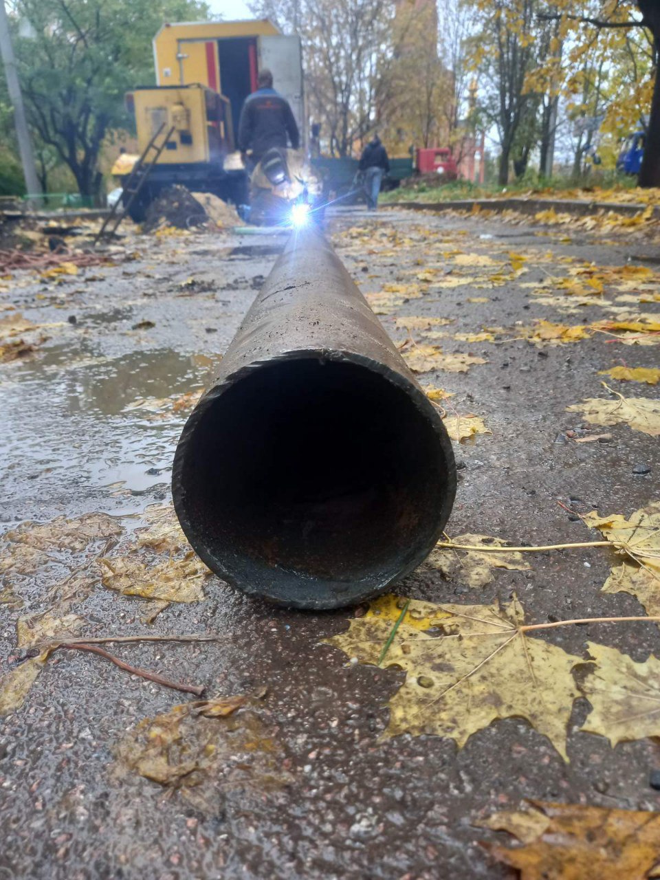 У Київському районі продовжують відновлювати пошкоджені вибухами водоводи