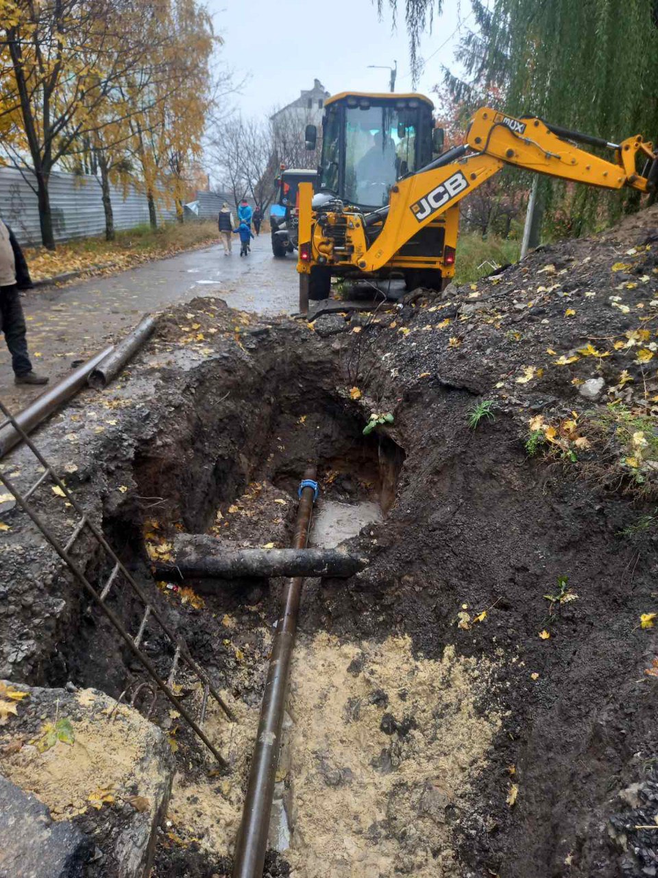 У Київському районі продовжують відновлювати пошкоджені вибухами водоводи