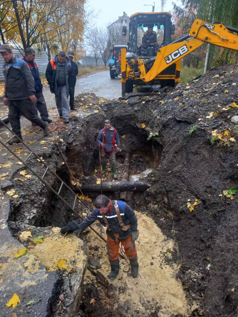 У Київському районі продовжують відновлювати пошкоджені вибухами водоводи
